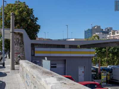La stazione � infatti protetta da due coperture a differente altezza (una anteriore, l�altra posteriore), che portano il profilo assumere nel complesso l�aspetto di una �T� irregolare